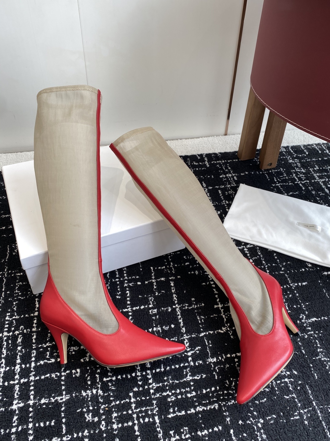 The Row 2025极简奢华再一次精准落地
这双 Mesh Knee-High Boots 延续品