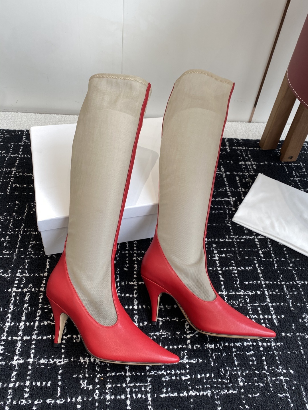 The Row 2025极简奢华再一次精准落地
这双 Mesh Knee-High Boots 延续品