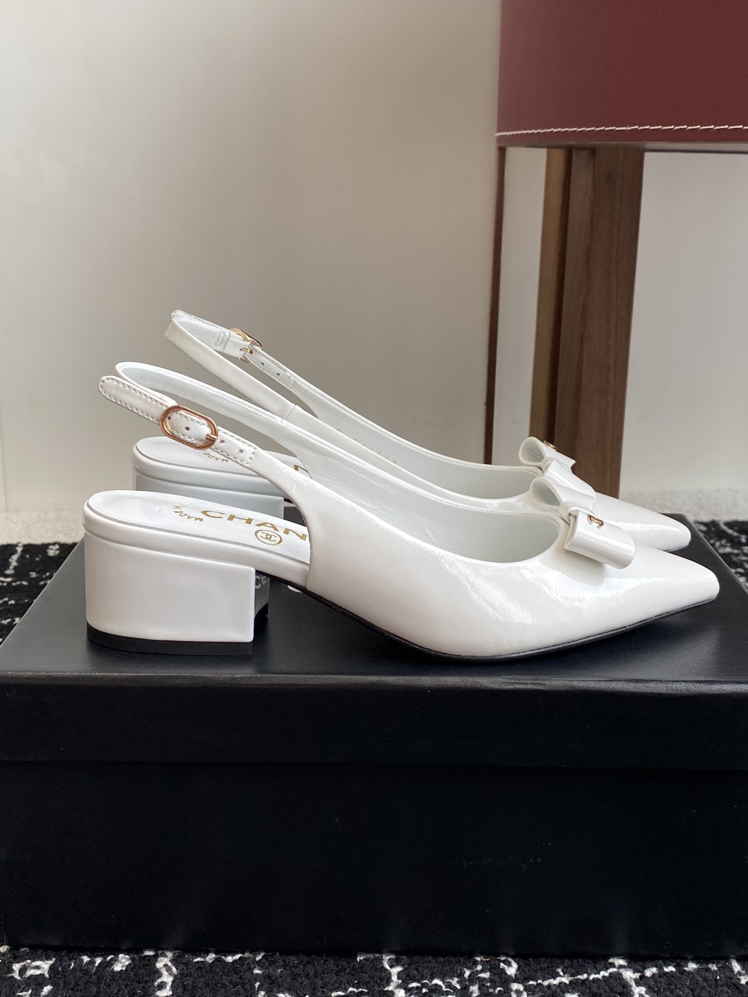 代购级
小香CHANEL25ss 早春新品太香了 尖头凉鞋 单鞋

这双我称之为“氛围感之神”，O柔颯利