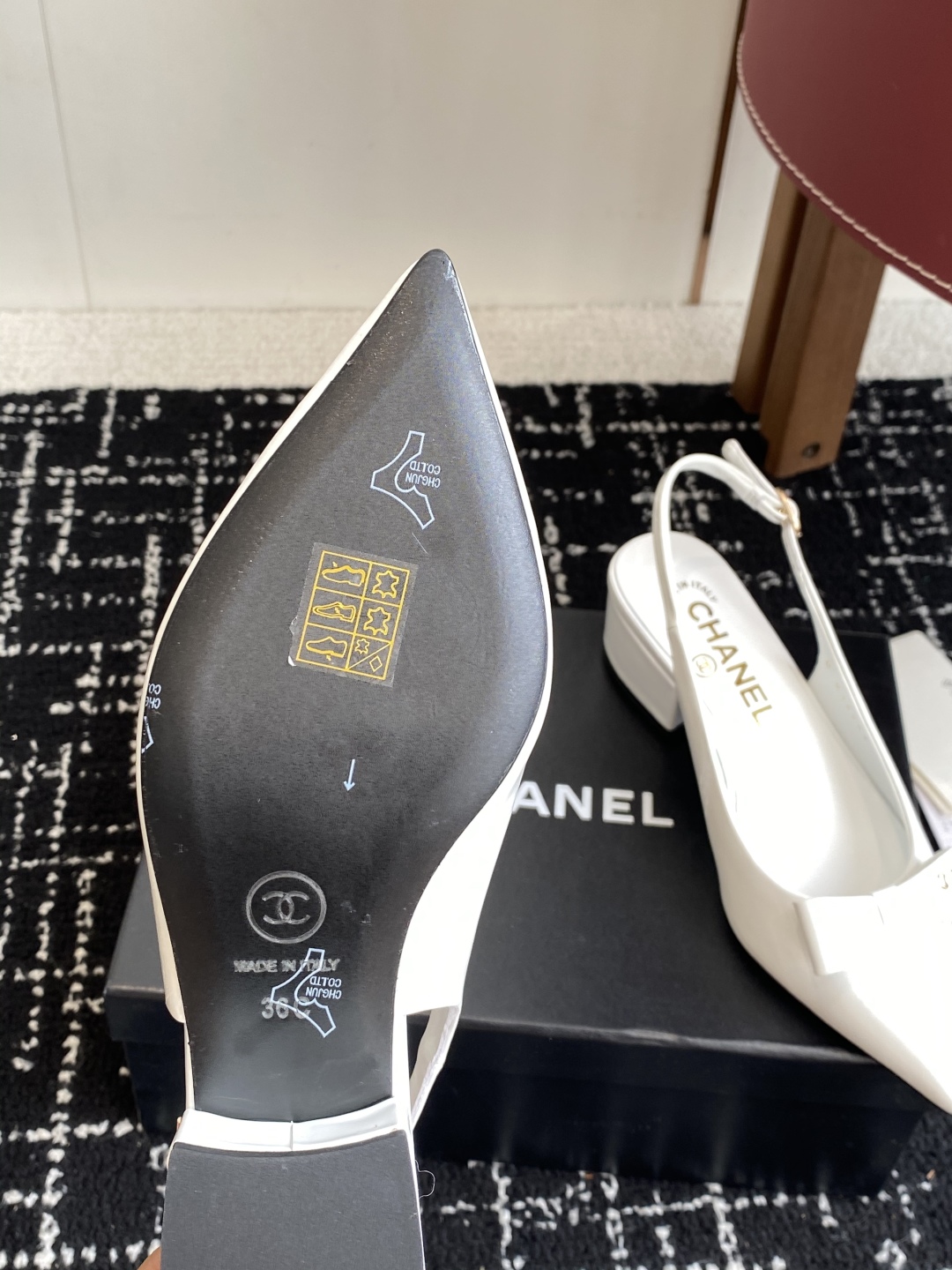 代购级
小香CHANEL25ss 早春新品太香了 尖头凉鞋 单鞋

这双我称之为“氛围感之神”，O柔颯利