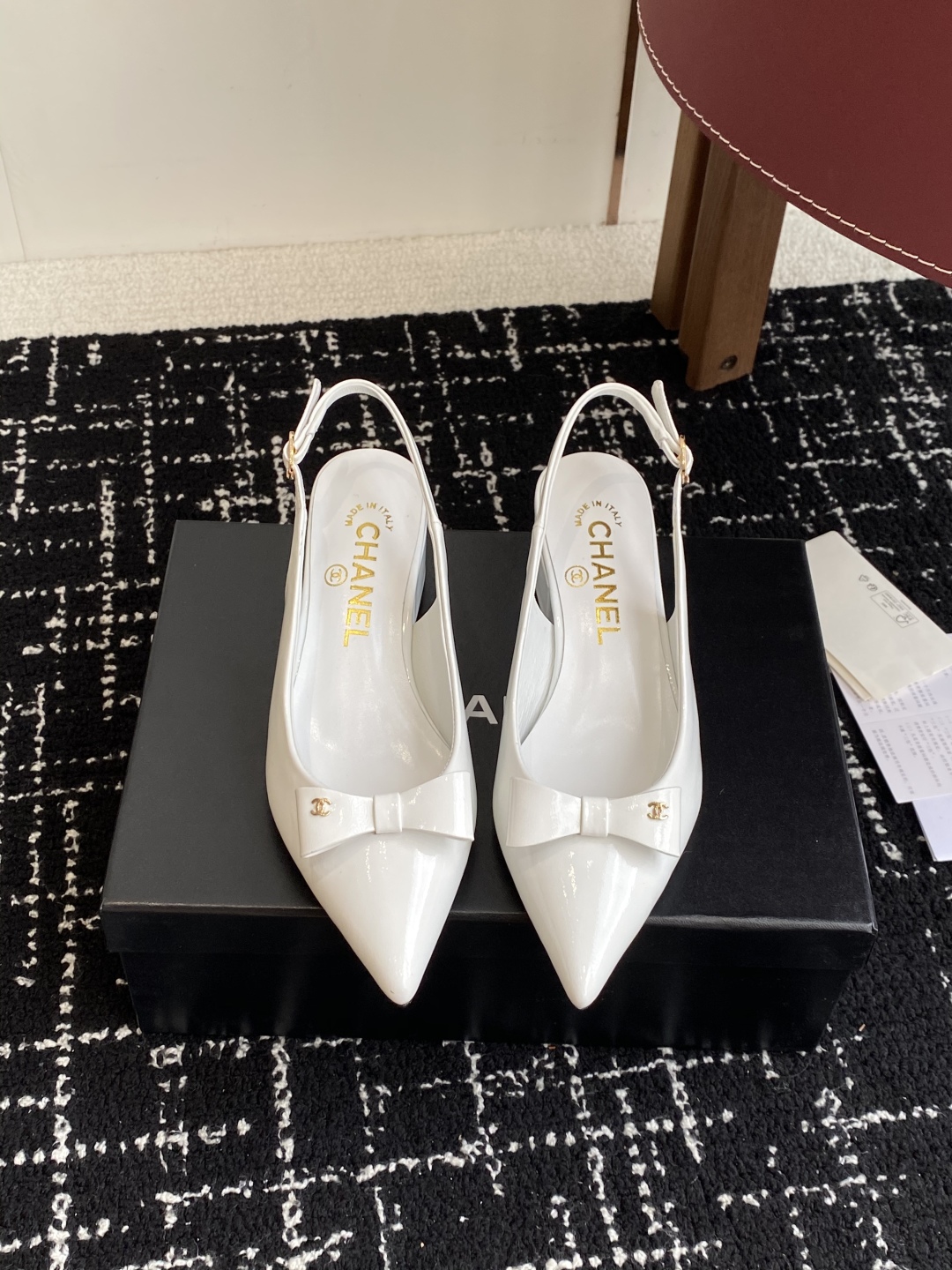 代购级
小香CHANEL25ss 早春新品太香了 尖头凉鞋 单鞋

这双我称之为“氛围感之神”，O柔颯利