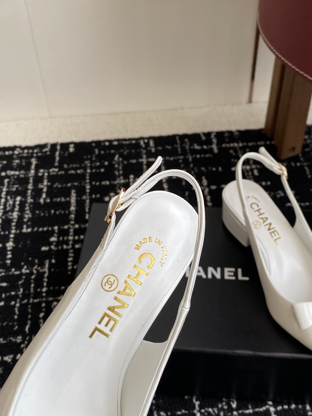 代购级
小香CHANEL25ss 早春新品太香了 尖头凉鞋 单鞋

这双我称之为“氛围感之神”，O柔颯利