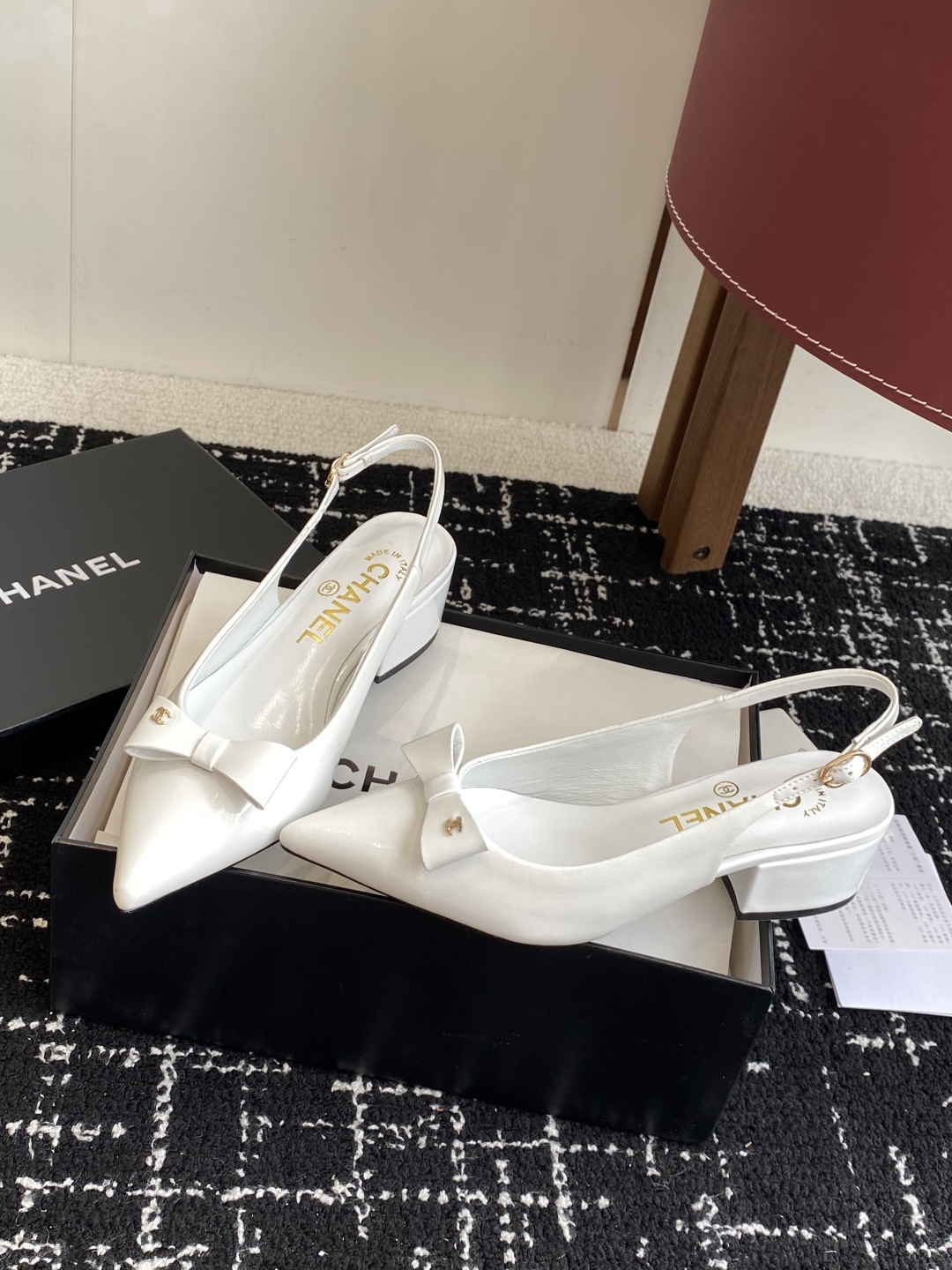代购级
小香CHANEL25ss 早春新品太香了 尖头凉鞋 单鞋

这双我称之为“氛围感之神”，O柔颯利