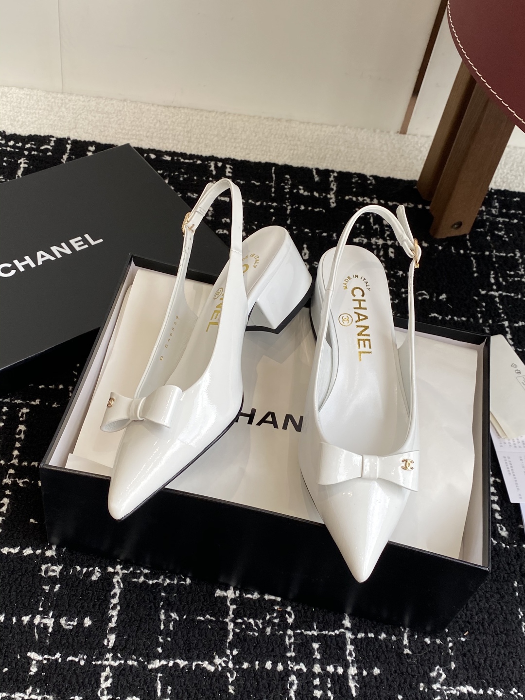 代购级
小香CHANEL25ss 早春新品太香了 尖头凉鞋 单鞋

这双我称之为“氛围感之神”，O柔颯利