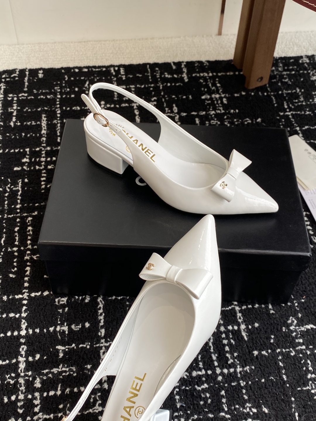 代购级
小香CHANEL25ss 早春新品太香了 尖头凉鞋 单鞋

这双我称之为“氛围感之神”，O柔颯利