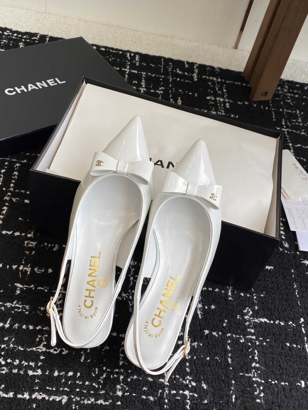 代购级
小香CHANEL25ss 早春新品太香了 尖头凉鞋 单鞋

这双我称之为“氛围感之神”，O柔颯利