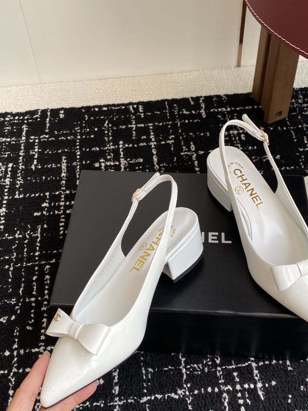 代购级
小香CHANEL25ss 早春新品太香了 尖头凉鞋 单鞋

这双我称之为“氛围感之神”，O柔颯利