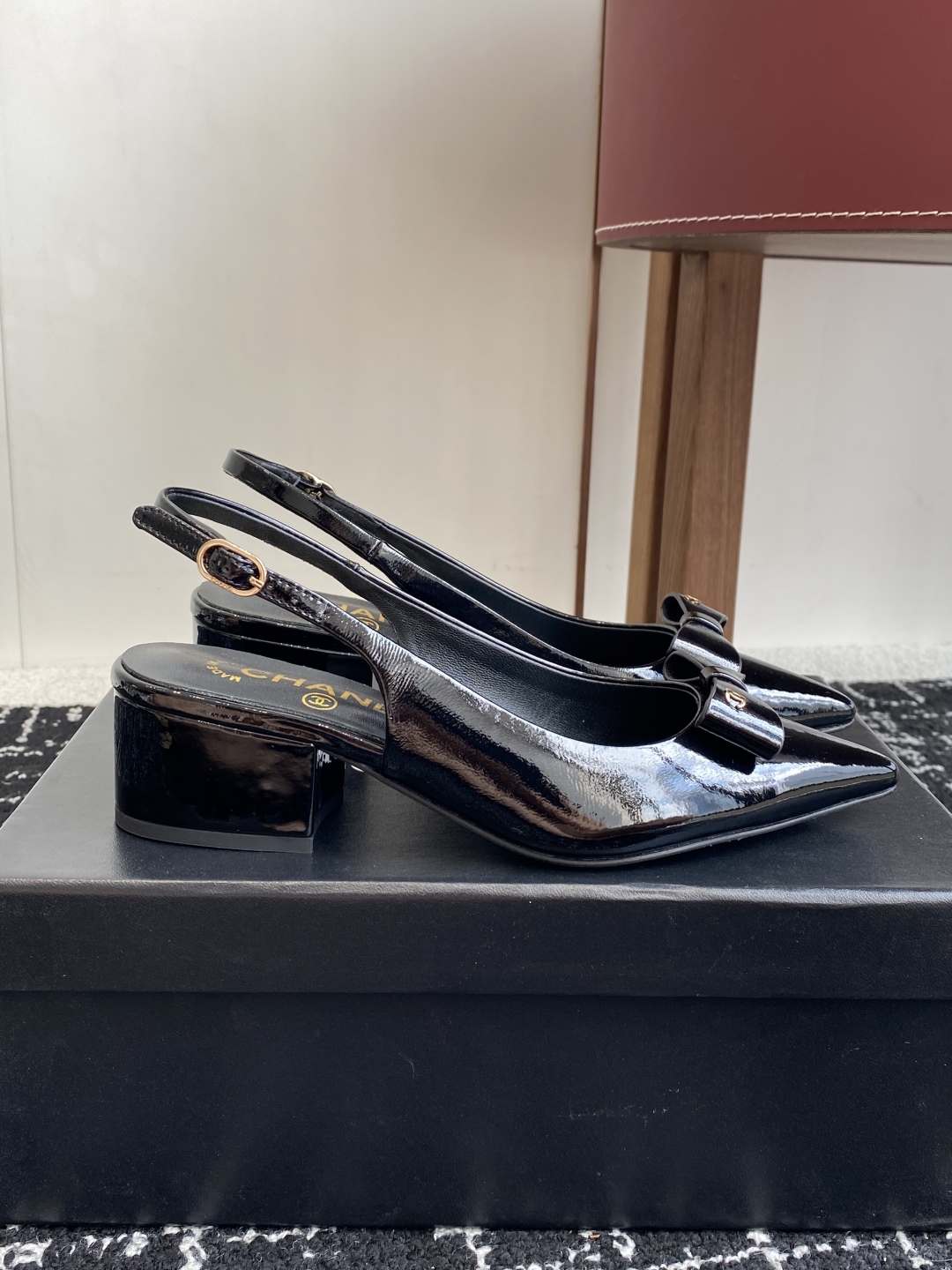 代购级
小香CHANEL25ss 早春新品太香了 尖头凉鞋 单鞋

这双我称之为“氛围感之神”，O柔颯利
