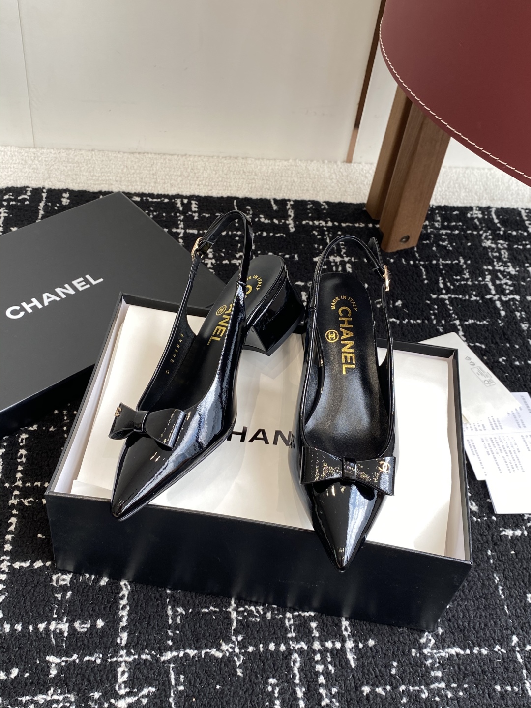 代购级
小香CHANEL25ss 早春新品太香了 尖头凉鞋 单鞋

这双我称之为“氛围感之神”，O柔颯利