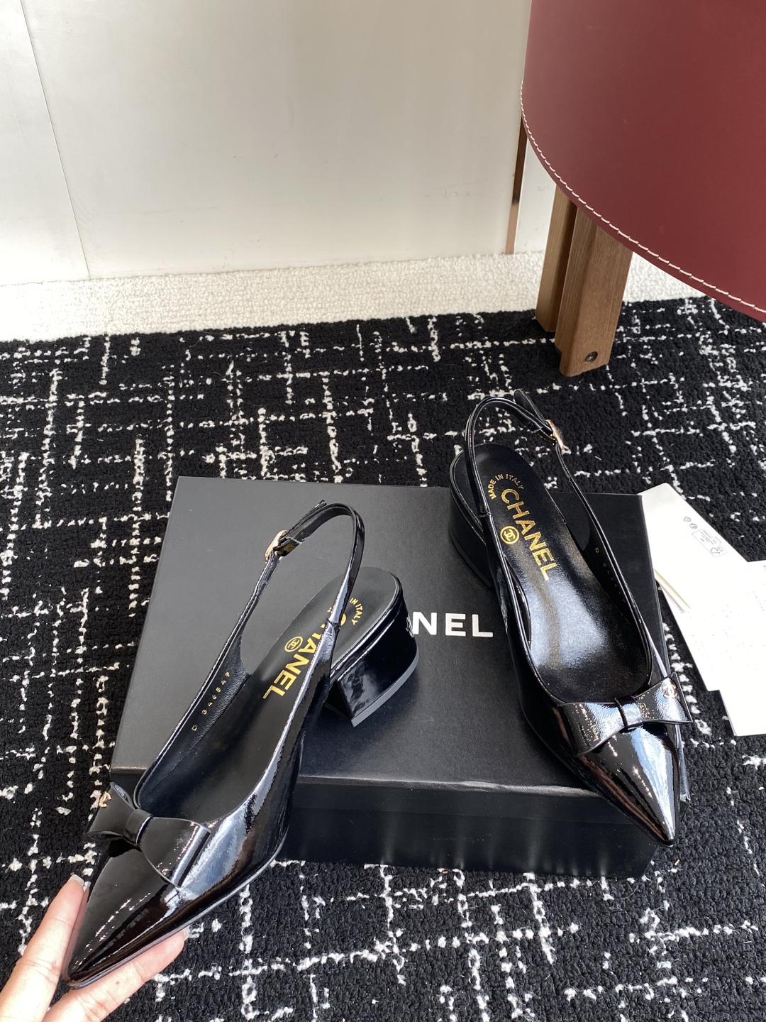 代购级
小香CHANEL25ss 早春新品太香了 尖头凉鞋 单鞋

这双我称之为“氛围感之神”，O柔颯利