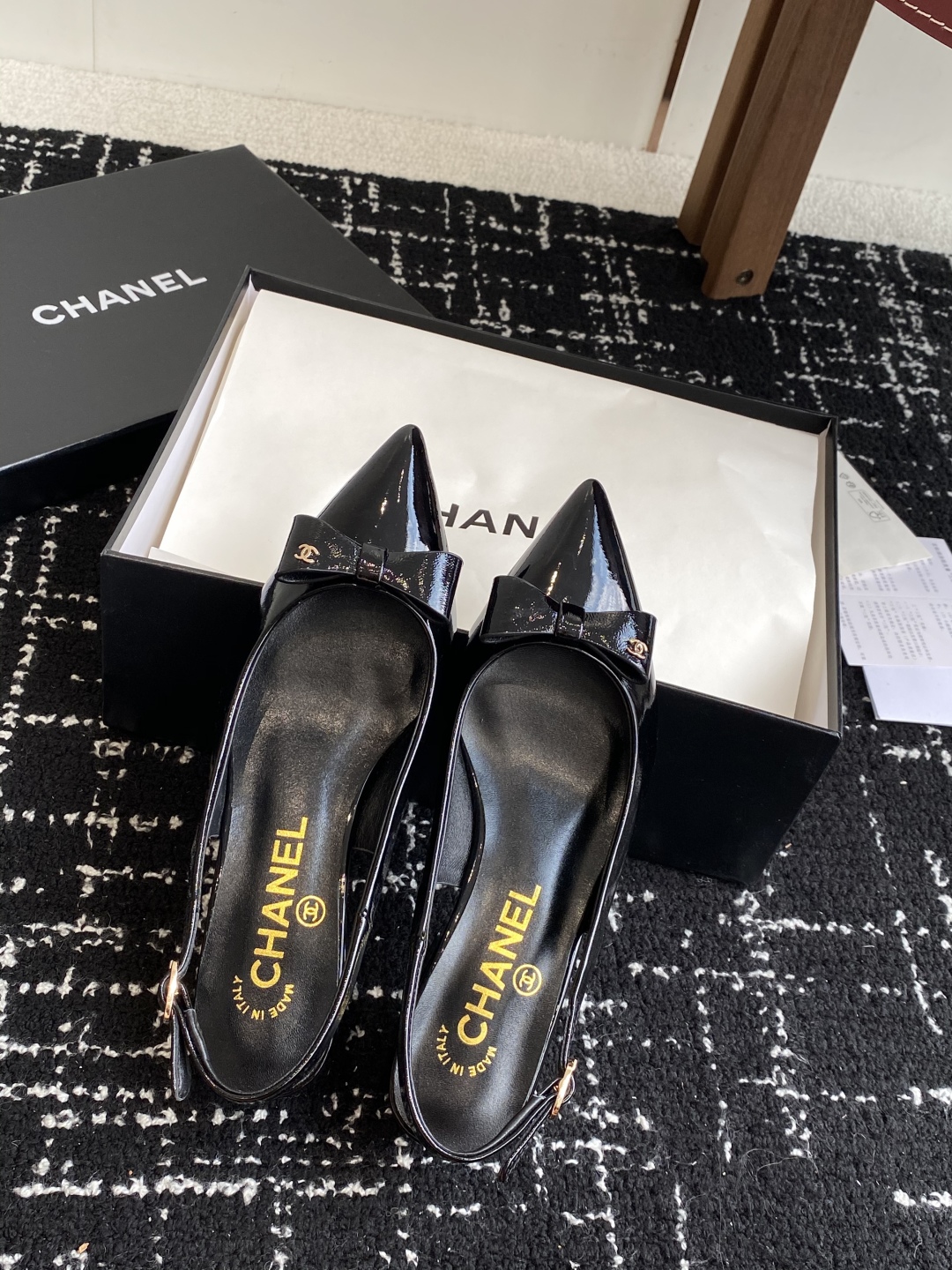 代购级
小香CHANEL25ss 早春新品太香了 尖头凉鞋 单鞋

这双我称之为“氛围感之神”，O柔颯利