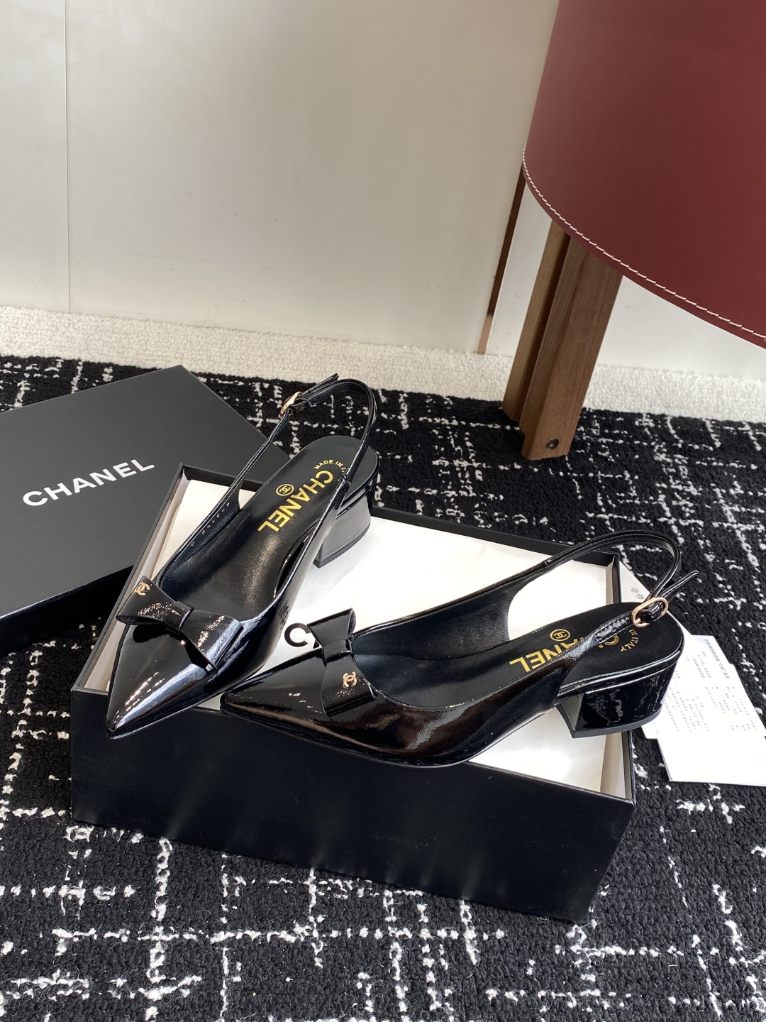 代购级
小香CHANEL25ss 早春新品太香了 尖头凉鞋 单鞋

这双我称之为“氛围感之神”，O柔颯利