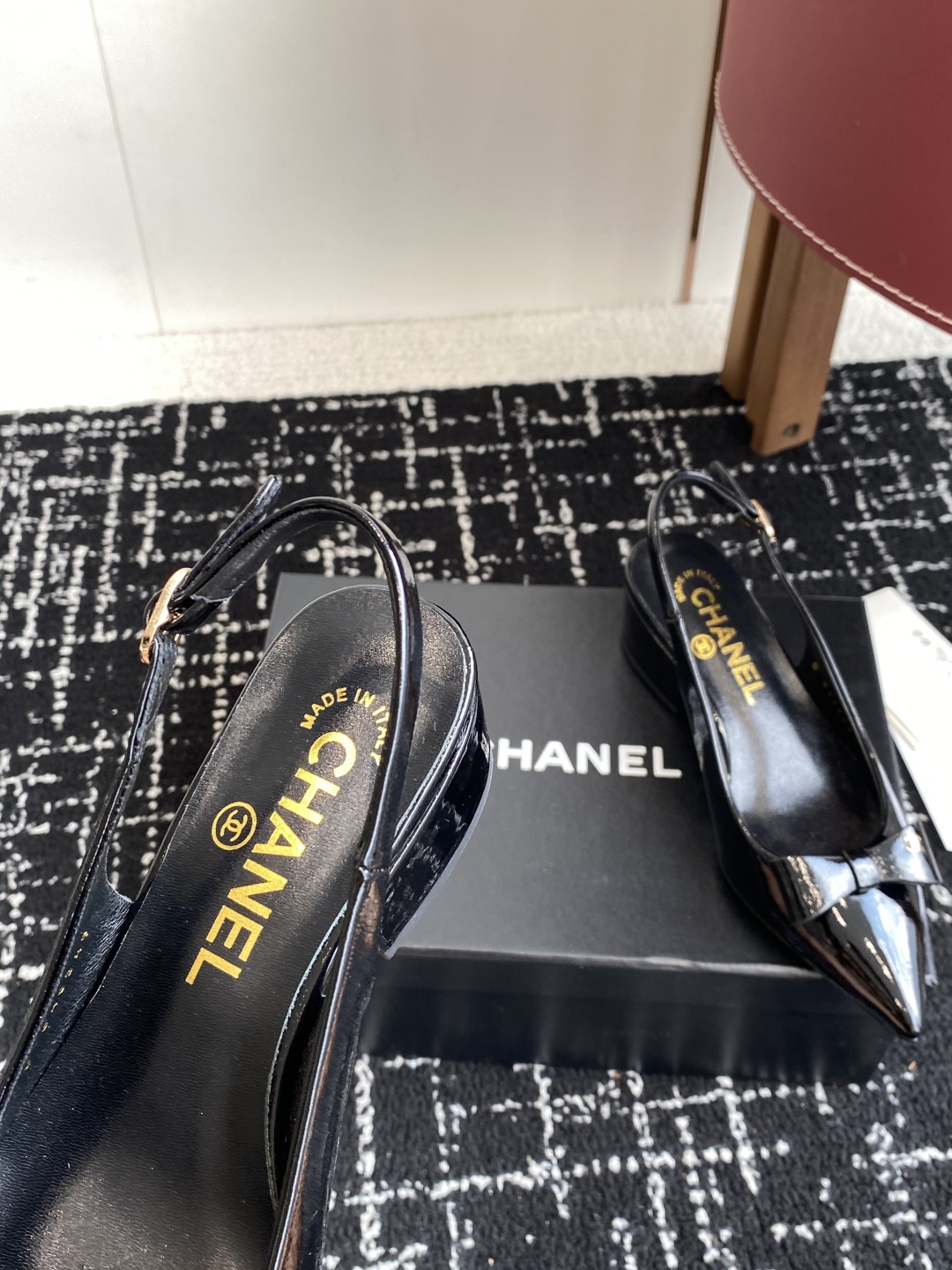 代购级
小香CHANEL25ss 早春新品太香了 尖头凉鞋 单鞋

这双我称之为“氛围感之神”，O柔颯利