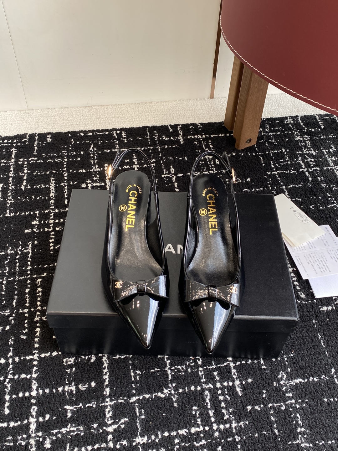 代购级
小香CHANEL25ss 早春新品太香了 尖头凉鞋 单鞋

这双我称之为“氛围感之神”，O柔颯利