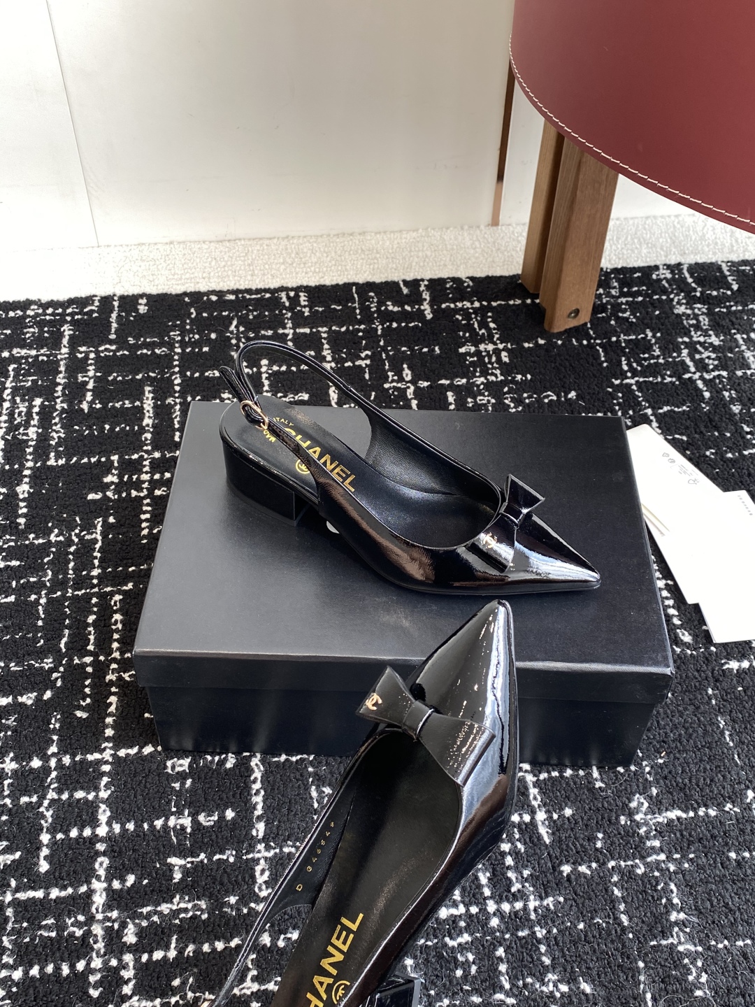 代购级
小香CHANEL25ss 早春新品太香了 尖头凉鞋 单鞋

这双我称之为“氛围感之神”，O柔颯利