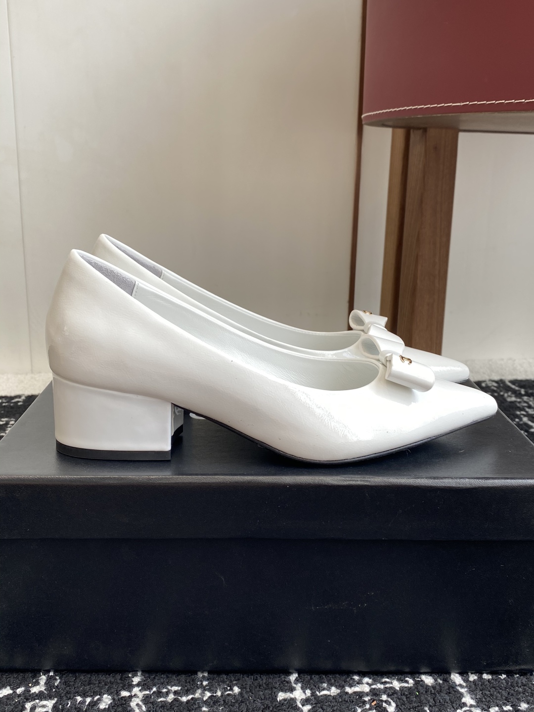 代购级
小香CHANEL25ss 早春新品太香了 尖头凉鞋 单鞋

这双我称之为“氛围感之神”，O柔颯利