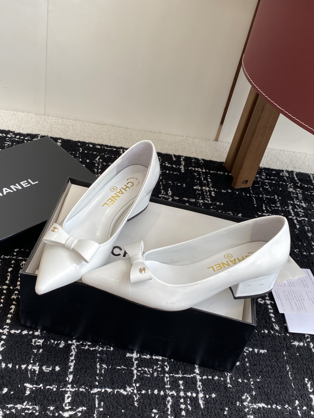 代购级
小香CHANEL25ss 早春新品太香了 尖头凉鞋 单鞋

这双我称之为“氛围感之神”，O柔颯利
