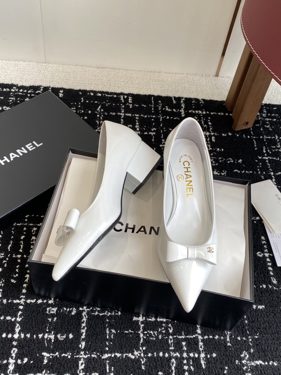 代购级
小香CHANEL25ss 早春新品太香了 尖头凉鞋 单鞋

这双我称之为“氛围感之神”，O柔颯利