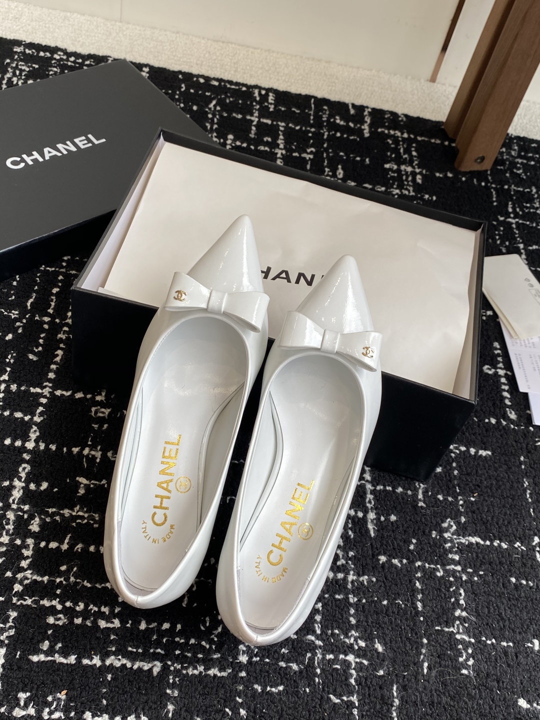 代购级
小香CHANEL25ss 早春新品太香了 尖头凉鞋 单鞋

这双我称之为“氛围感之神”，O柔颯利