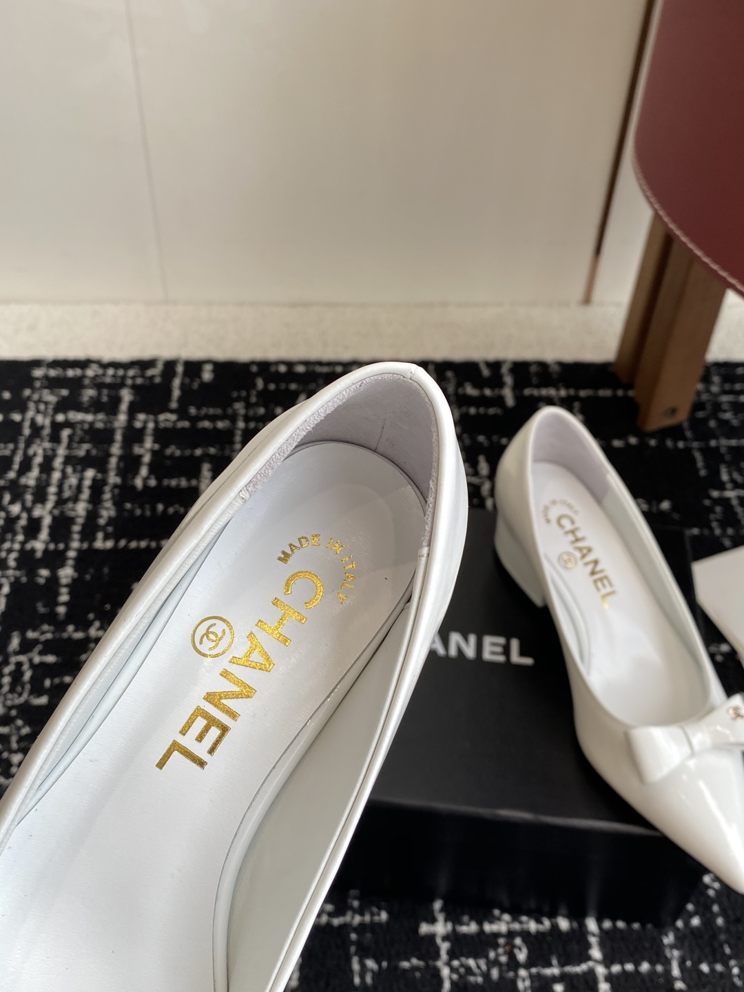 代购级
小香CHANEL25ss 早春新品太香了 尖头凉鞋 单鞋

这双我称之为“氛围感之神”，O柔颯利