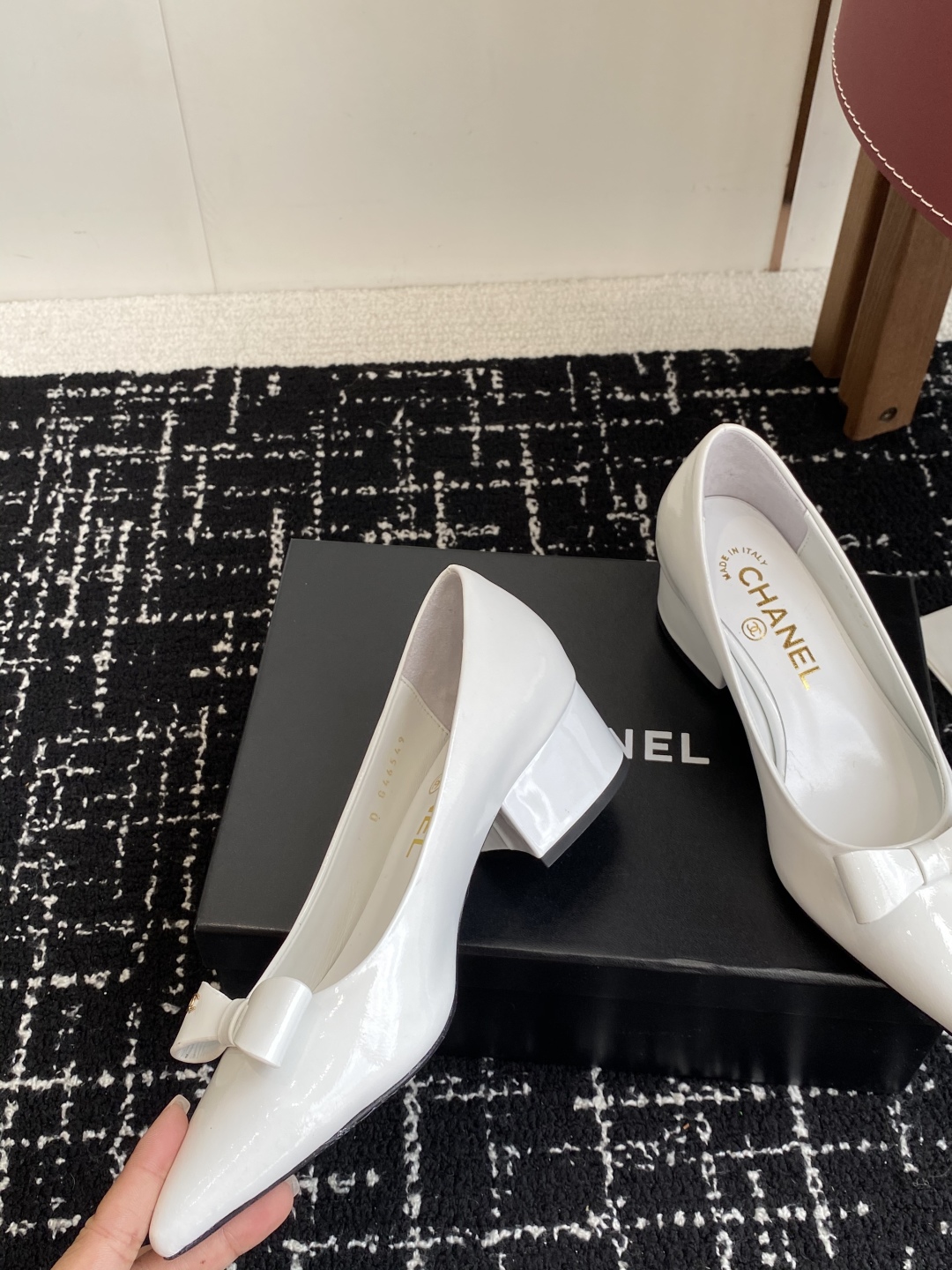 代购级
小香CHANEL25ss 早春新品太香了 尖头凉鞋 单鞋

这双我称之为“氛围感之神”，O柔颯利