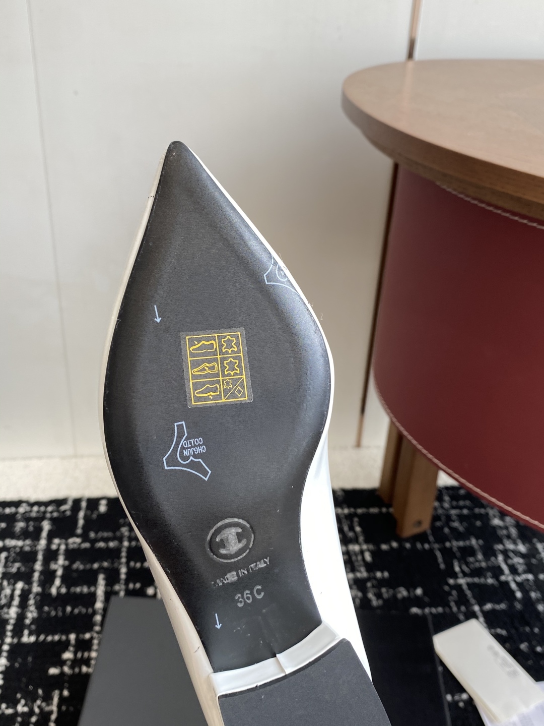 代购级
小香CHANEL25ss 早春新品太香了 尖头凉鞋 单鞋

这双我称之为“氛围感之神”，O柔颯利