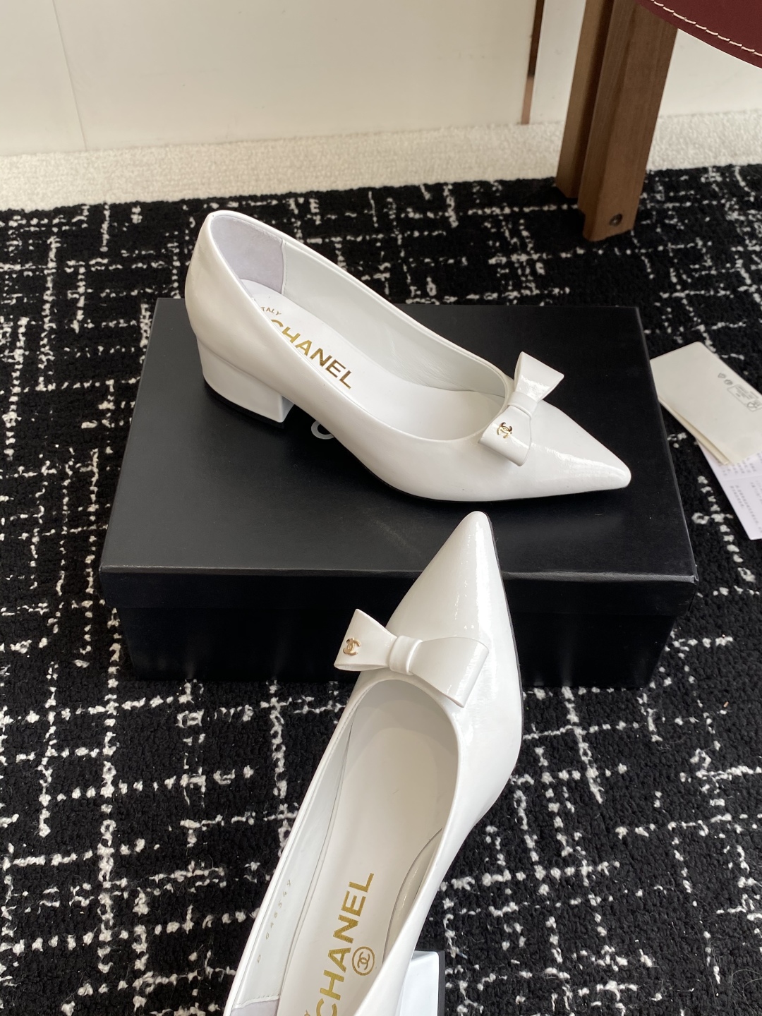 代购级
小香CHANEL25ss 早春新品太香了 尖头凉鞋 单鞋

这双我称之为“氛围感之神”，O柔颯利