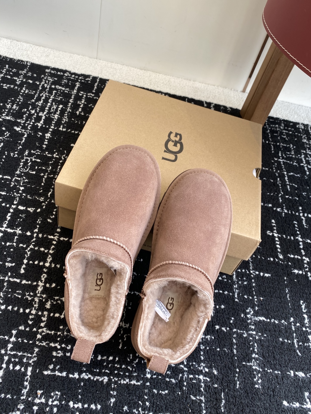 代购级
Ugg 25ss 秋冬 薄底 雪地靴  潮款单品就连明星都要抢着穿呢

周冬雨 这款领口设计先高