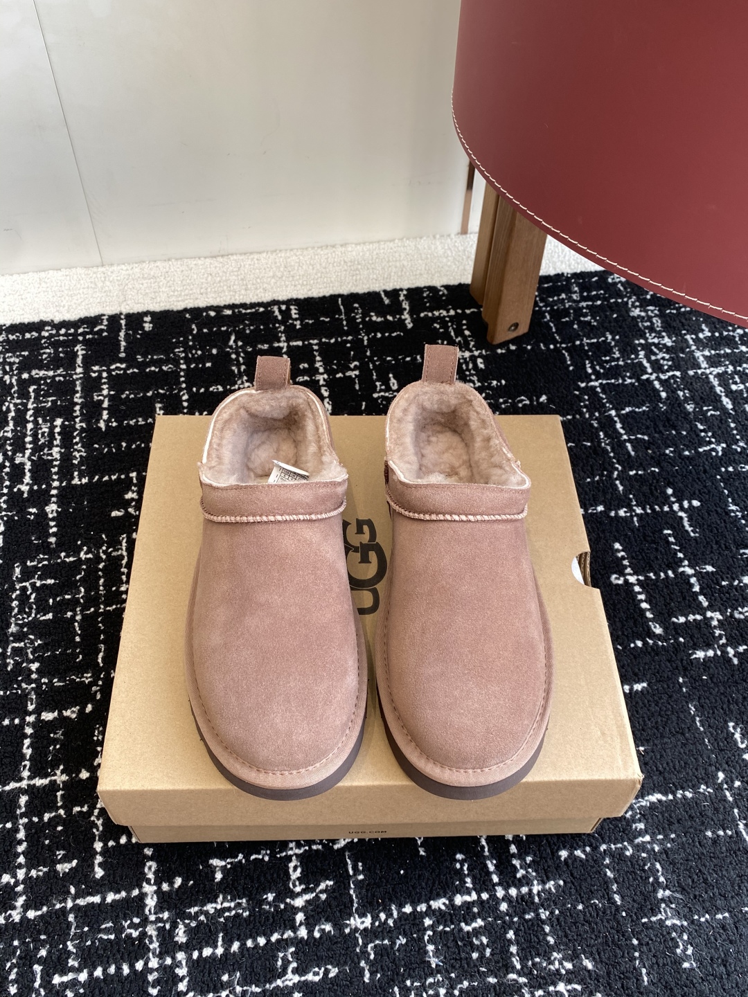 代购级
Ugg 25ss 秋冬 薄底 雪地靴  潮款单品就连明星都要抢着穿呢

周冬雨 这款领口设计先高
