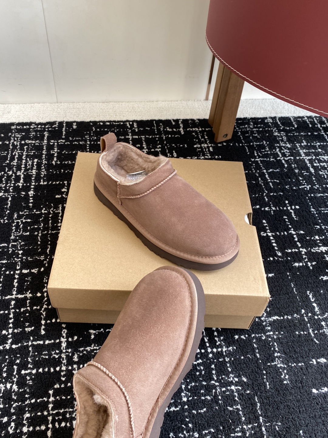 代购级
Ugg 25ss 秋冬 薄底 雪地靴  潮款单品就连明星都要抢着穿呢

周冬雨 这款领口设计先高