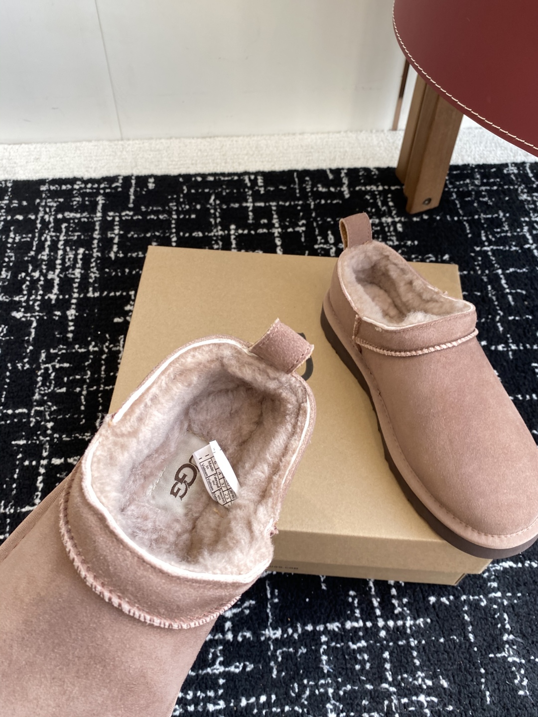 代购级
Ugg 25ss 秋冬 薄底 雪地靴  潮款单品就连明星都要抢着穿呢

周冬雨 这款领口设计先高