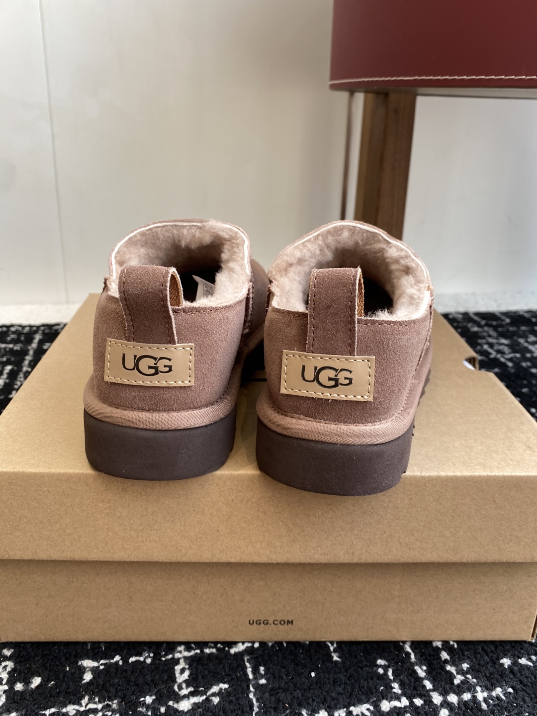 代购级
Ugg 25ss 秋冬 薄底 雪地靴  潮款单品就连明星都要抢着穿呢

周冬雨 这款领口设计先高