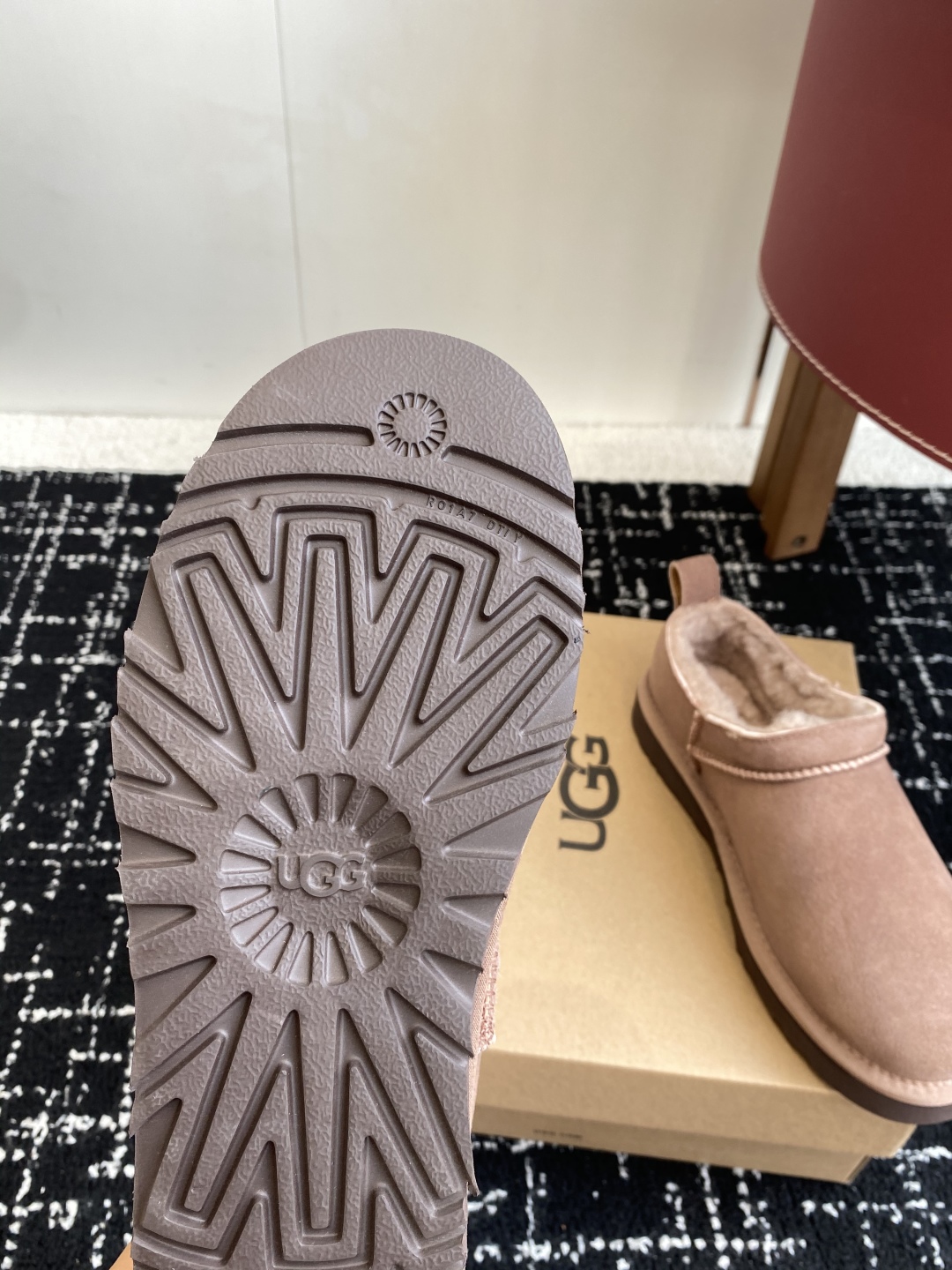 代购级
Ugg 25ss 秋冬 薄底 雪地靴  潮款单品就连明星都要抢着穿呢

周冬雨 这款领口设计先高