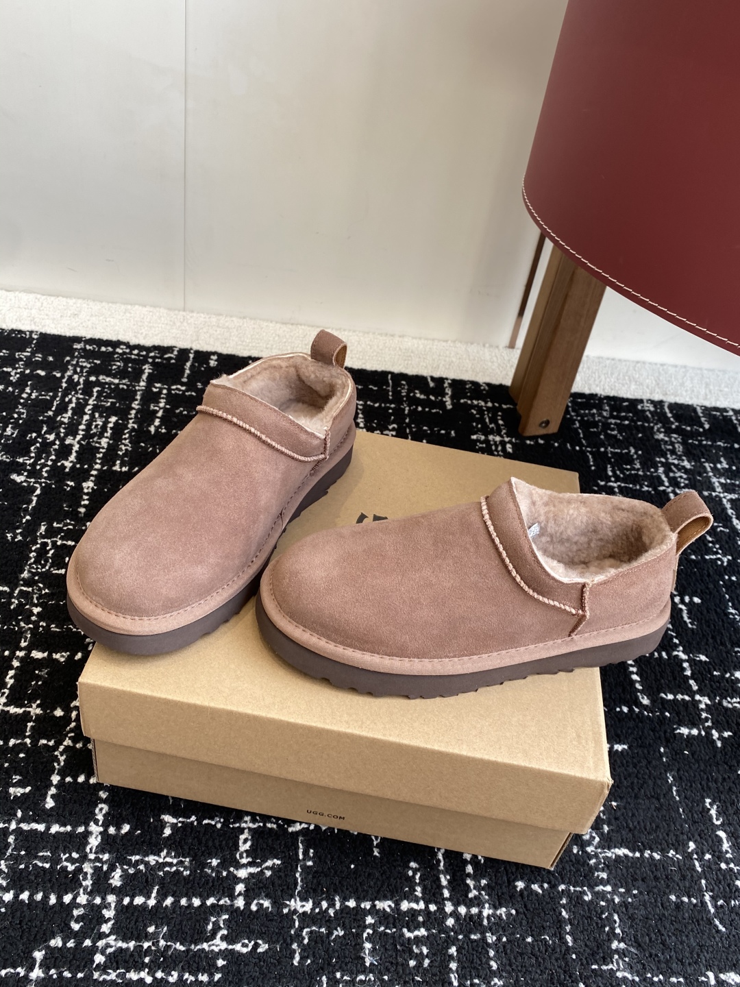 代购级
Ugg 25ss 秋冬 薄底 雪地靴  潮款单品就连明星都要抢着穿呢

周冬雨 这款领口设计先高