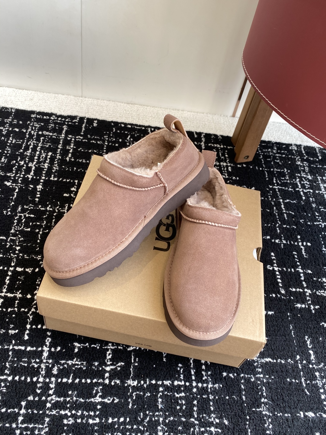 代购级
Ugg 25ss 秋冬 薄底 雪地靴  潮款单品就连明星都要抢着穿呢

周冬雨 这款领口设计先高
