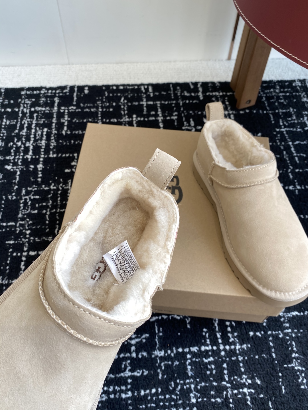 代购级
Ugg 25ss 秋冬 薄底 雪地靴  潮款单品就连明星都要抢着穿呢

周冬雨 这款领口设计先高