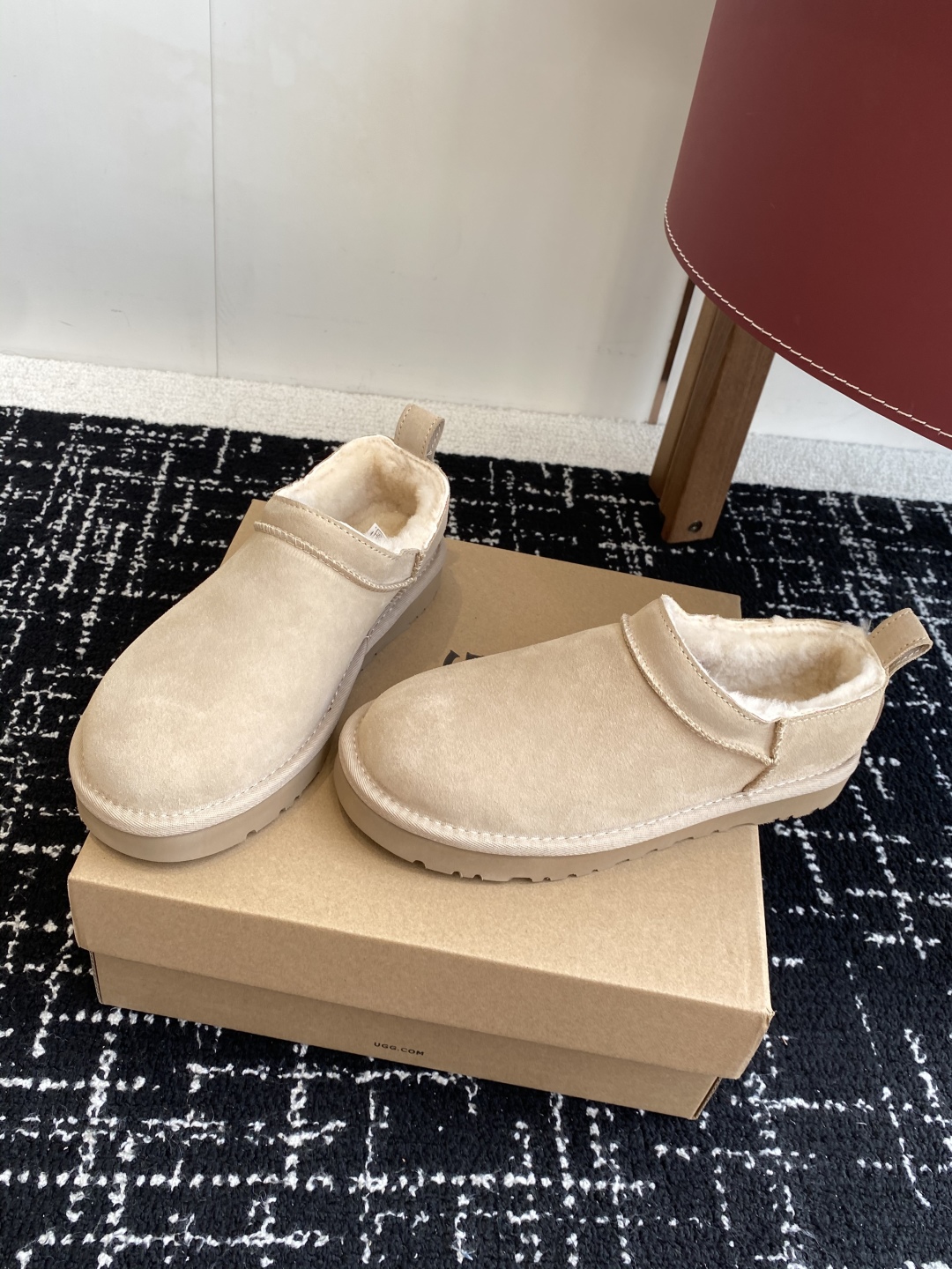 代购级
Ugg 25ss 秋冬 薄底 雪地靴  潮款单品就连明星都要抢着穿呢

周冬雨 这款领口设计先高