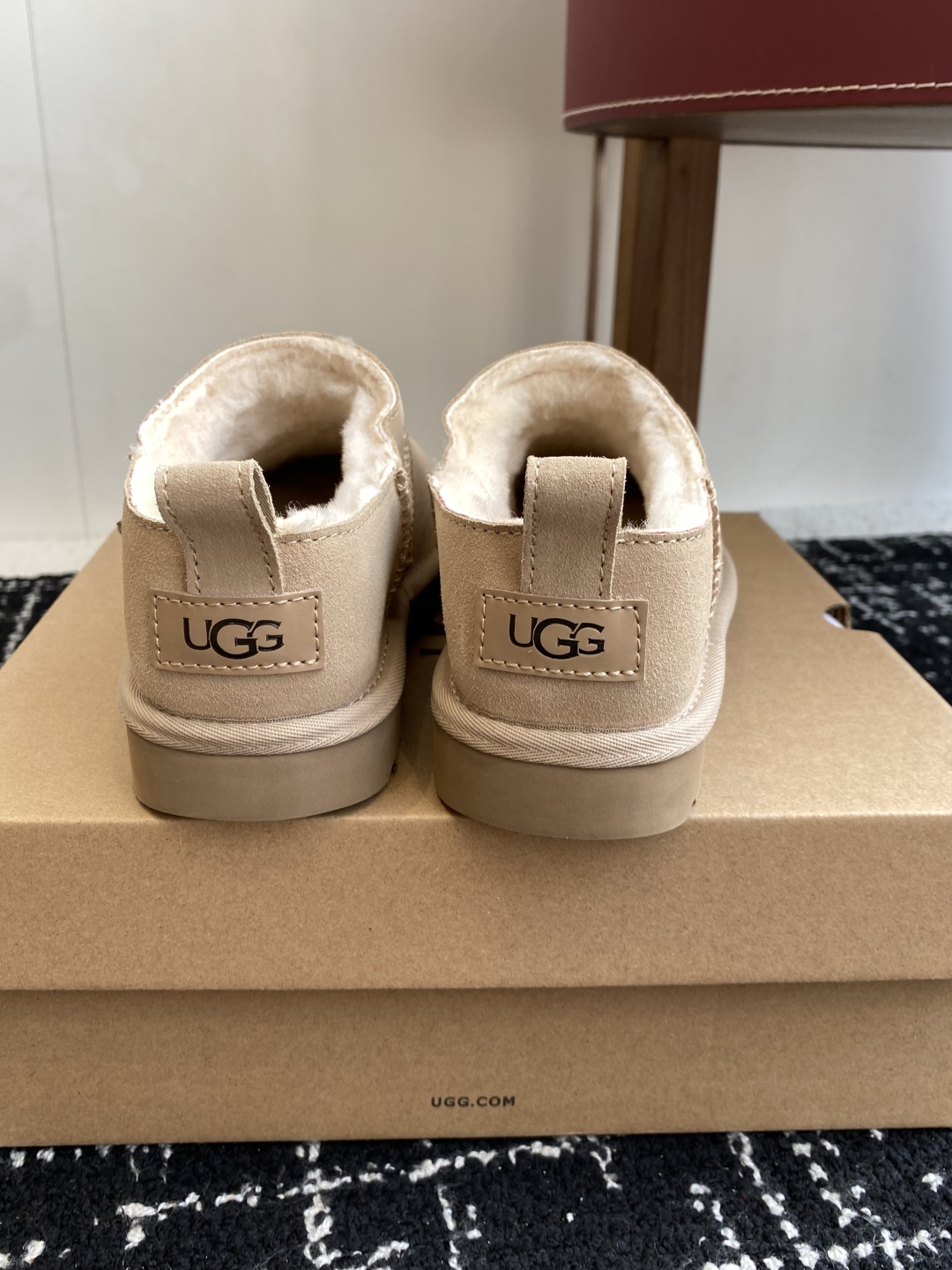代购级
Ugg 25ss 秋冬 薄底 雪地靴  潮款单品就连明星都要抢着穿呢

周冬雨 这款领口设计先高