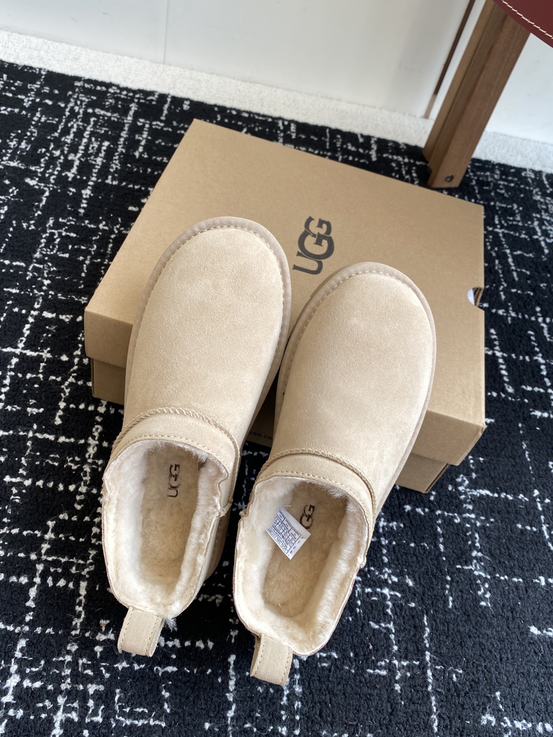 代购级
Ugg 25ss 秋冬 薄底 雪地靴  潮款单品就连明星都要抢着穿呢

周冬雨 这款领口设计先高