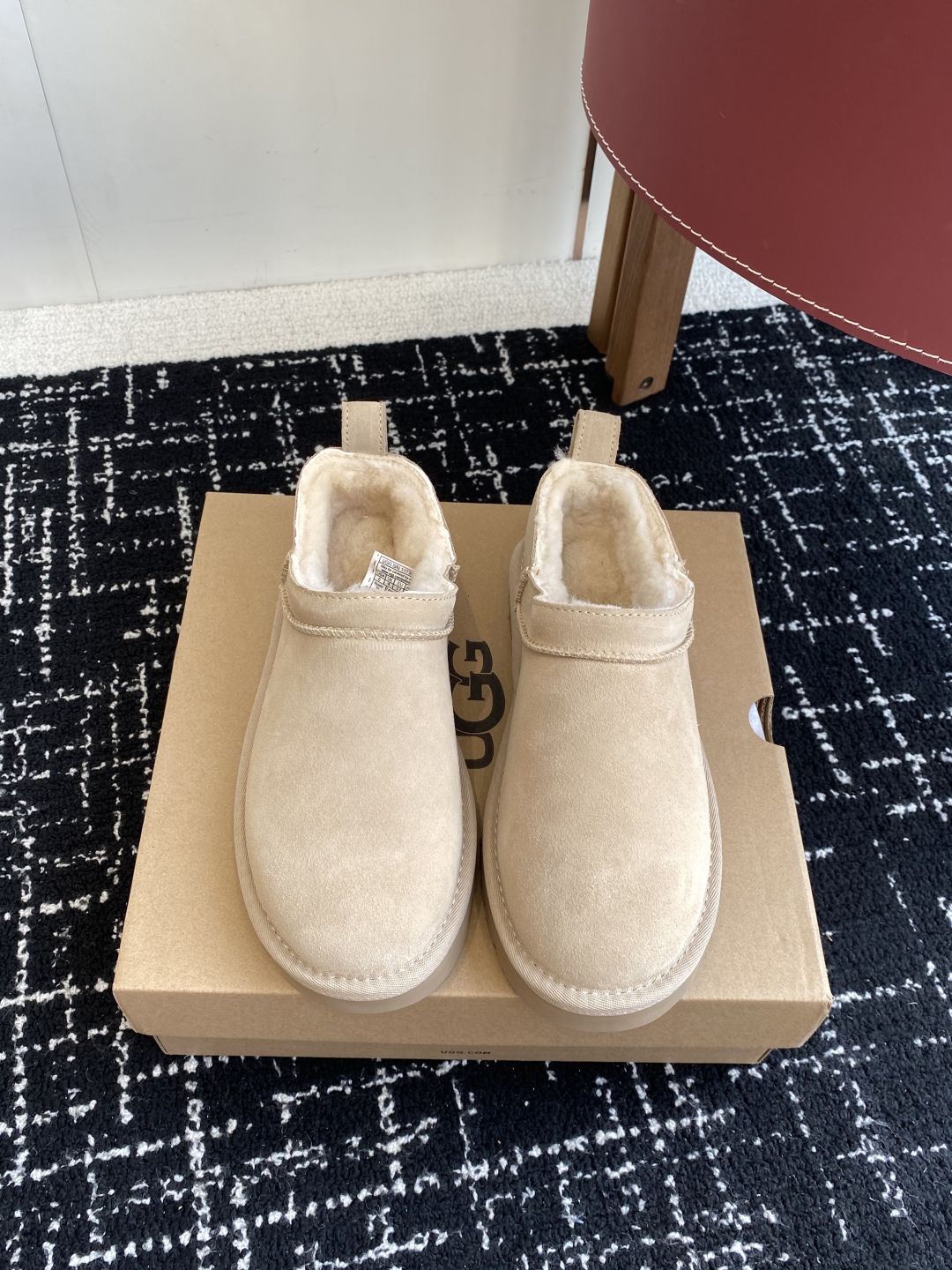 代购级
Ugg 25ss 秋冬 薄底 雪地靴  潮款单品就连明星都要抢着穿呢

周冬雨 这款领口设计先高