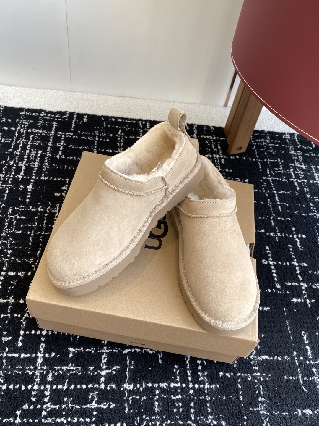 代购级
Ugg 25ss 秋冬 薄底 雪地靴  潮款单品就连明星都要抢着穿呢

周冬雨 这款领口设计先高