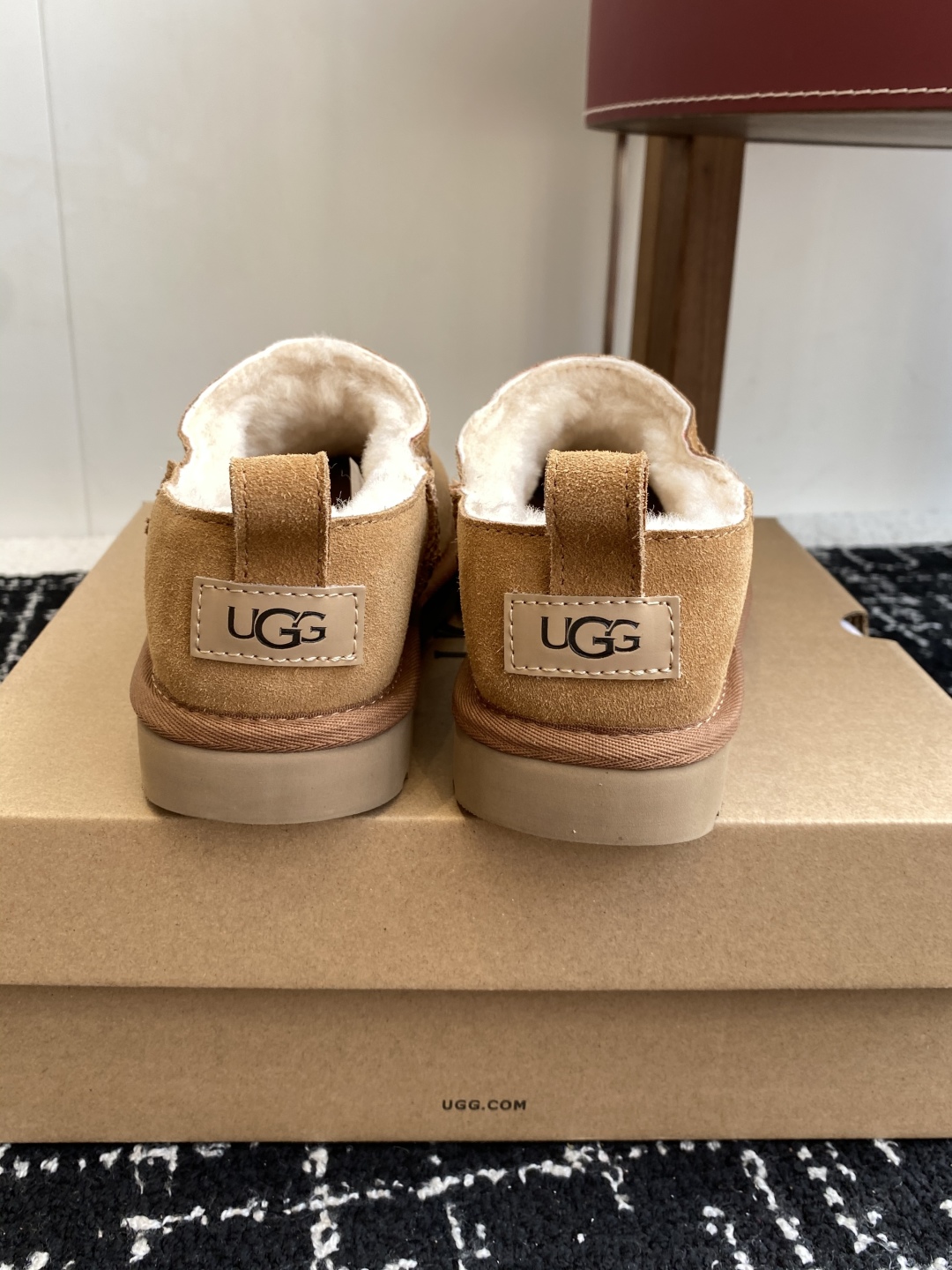 代购级
Ugg 25ss 秋冬 薄底 雪地靴  潮款单品就连明星都要抢着穿呢

周冬雨 这款领口设计先高