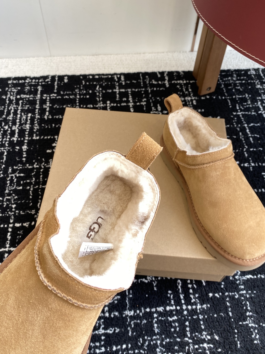 代购级
Ugg 25ss 秋冬 薄底 雪地靴  潮款单品就连明星都要抢着穿呢

周冬雨 这款领口设计先高