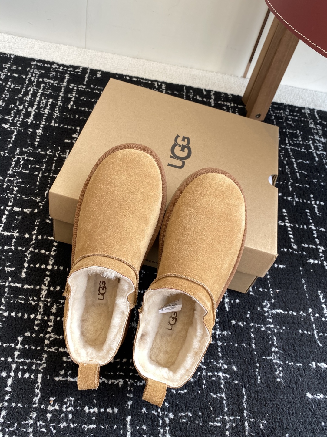 代购级
Ugg 25ss 秋冬 薄底 雪地靴  潮款单品就连明星都要抢着穿呢

周冬雨 这款领口设计先高