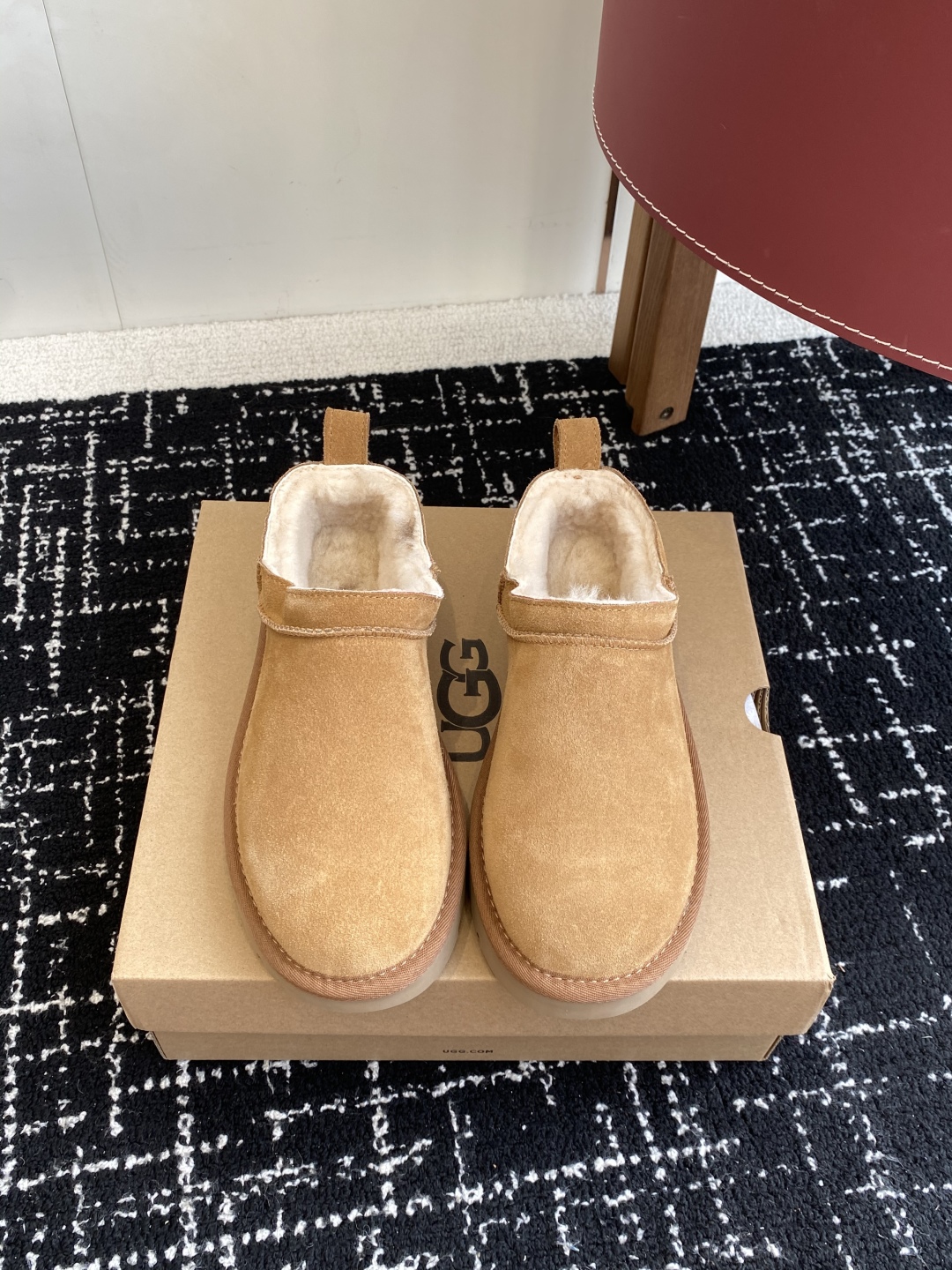 代购级
Ugg 25ss 秋冬 薄底 雪地靴  潮款单品就连明星都要抢着穿呢

周冬雨 这款领口设计先高