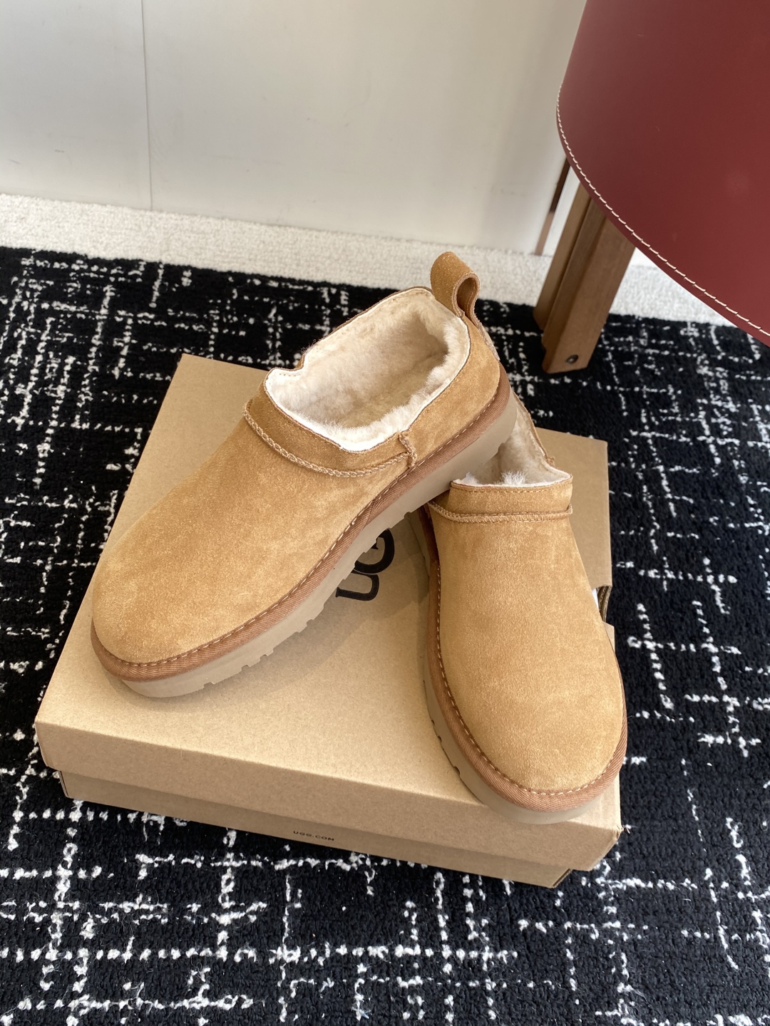 代购级
Ugg 25ss 秋冬 薄底 雪地靴  潮款单品就连明星都要抢着穿呢

周冬雨 这款领口设计先高