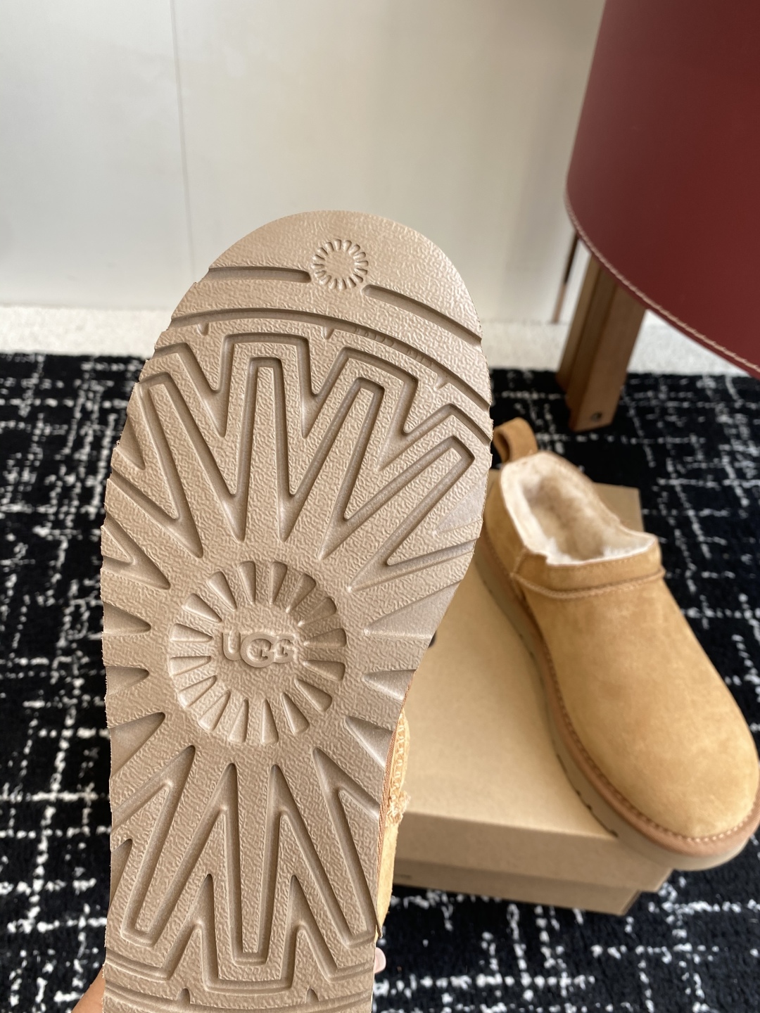 代购级
Ugg 25ss 秋冬 薄底 雪地靴  潮款单品就连明星都要抢着穿呢

周冬雨 这款领口设计先高