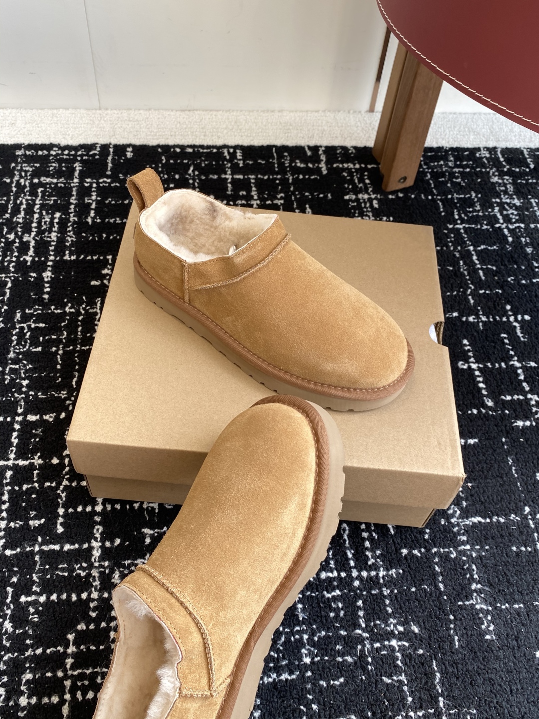 代购级
Ugg 25ss 秋冬 薄底 雪地靴  潮款单品就连明星都要抢着穿呢

周冬雨 这款领口设计先高