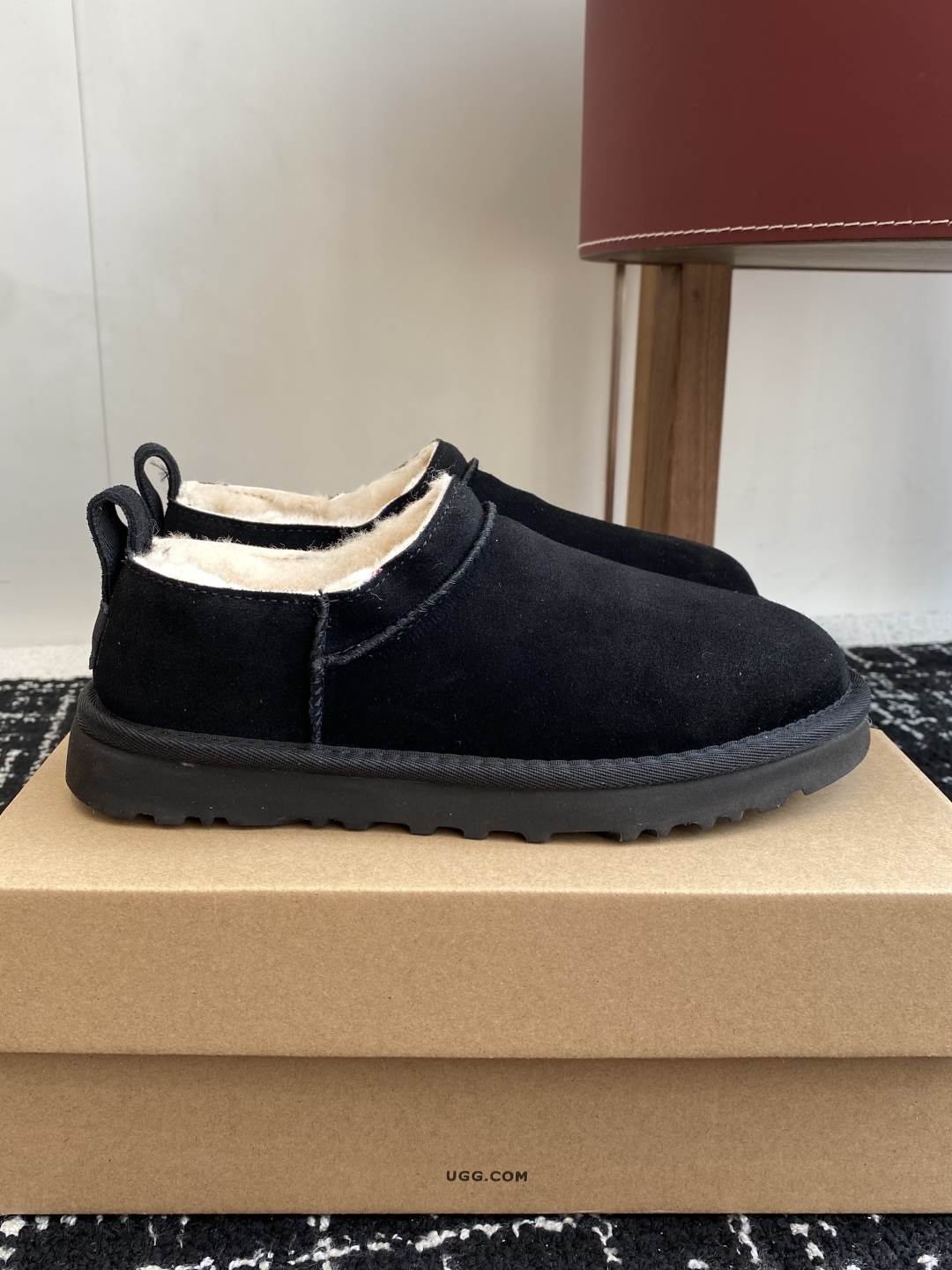 代购级
Ugg 25ss 秋冬 薄底 雪地靴  潮款单品就连明星都要抢着穿呢

周冬雨 这款领口设计先高