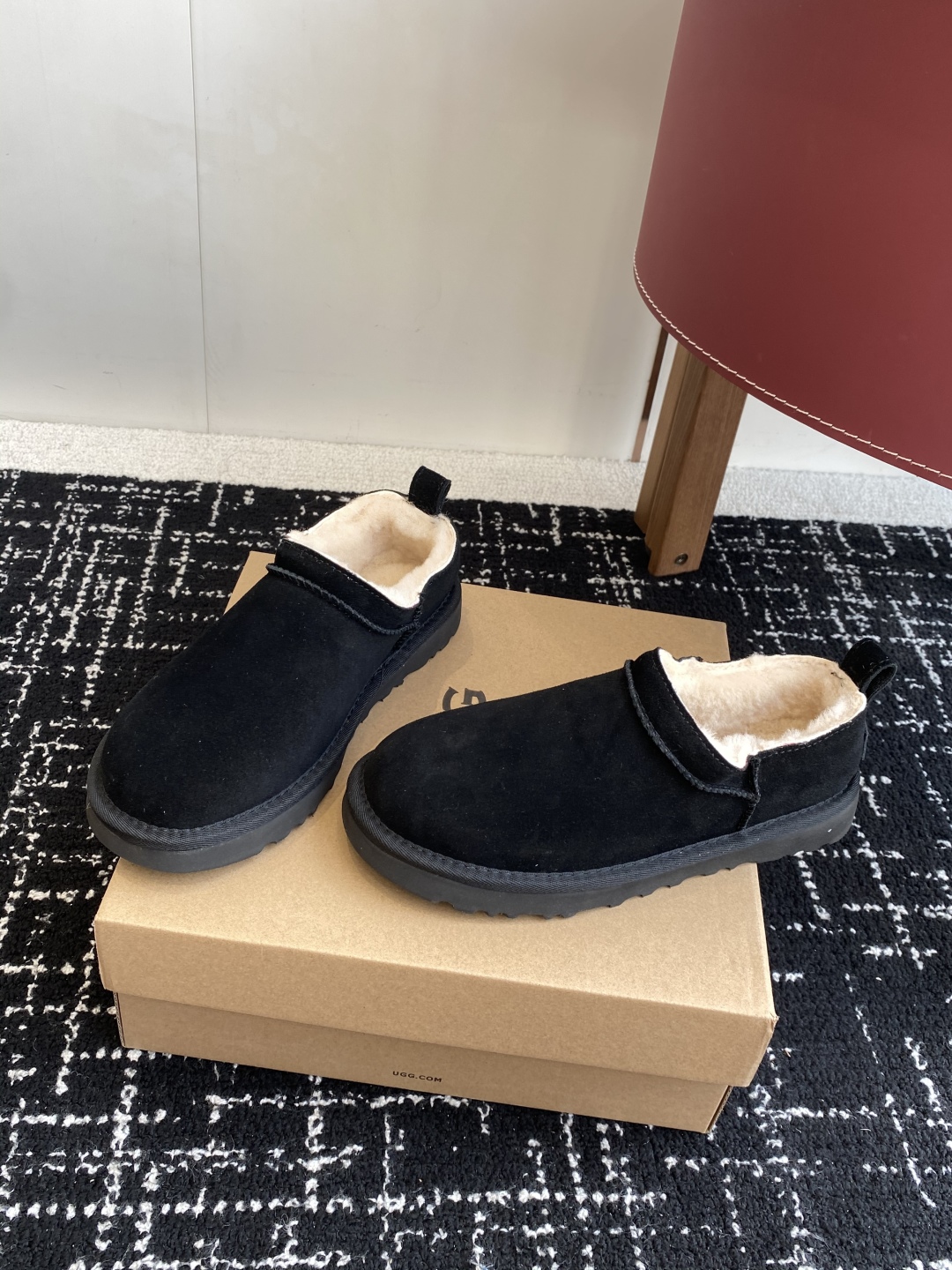 代购级
Ugg 25ss 秋冬 薄底 雪地靴  潮款单品就连明星都要抢着穿呢

周冬雨 这款领口设计先高